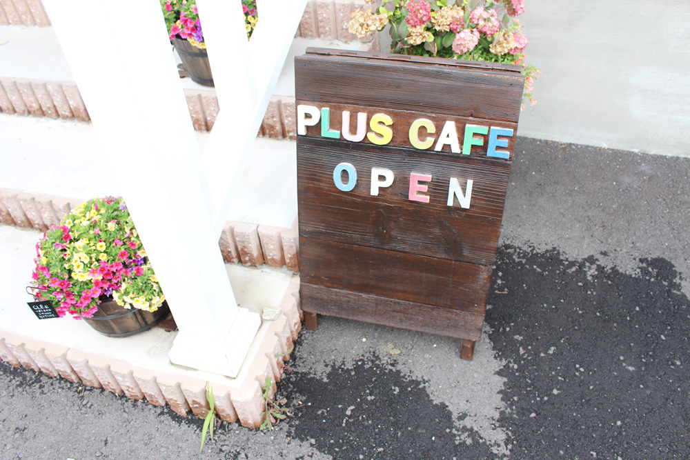 Pluscafe(プラスカフェ)様 看板