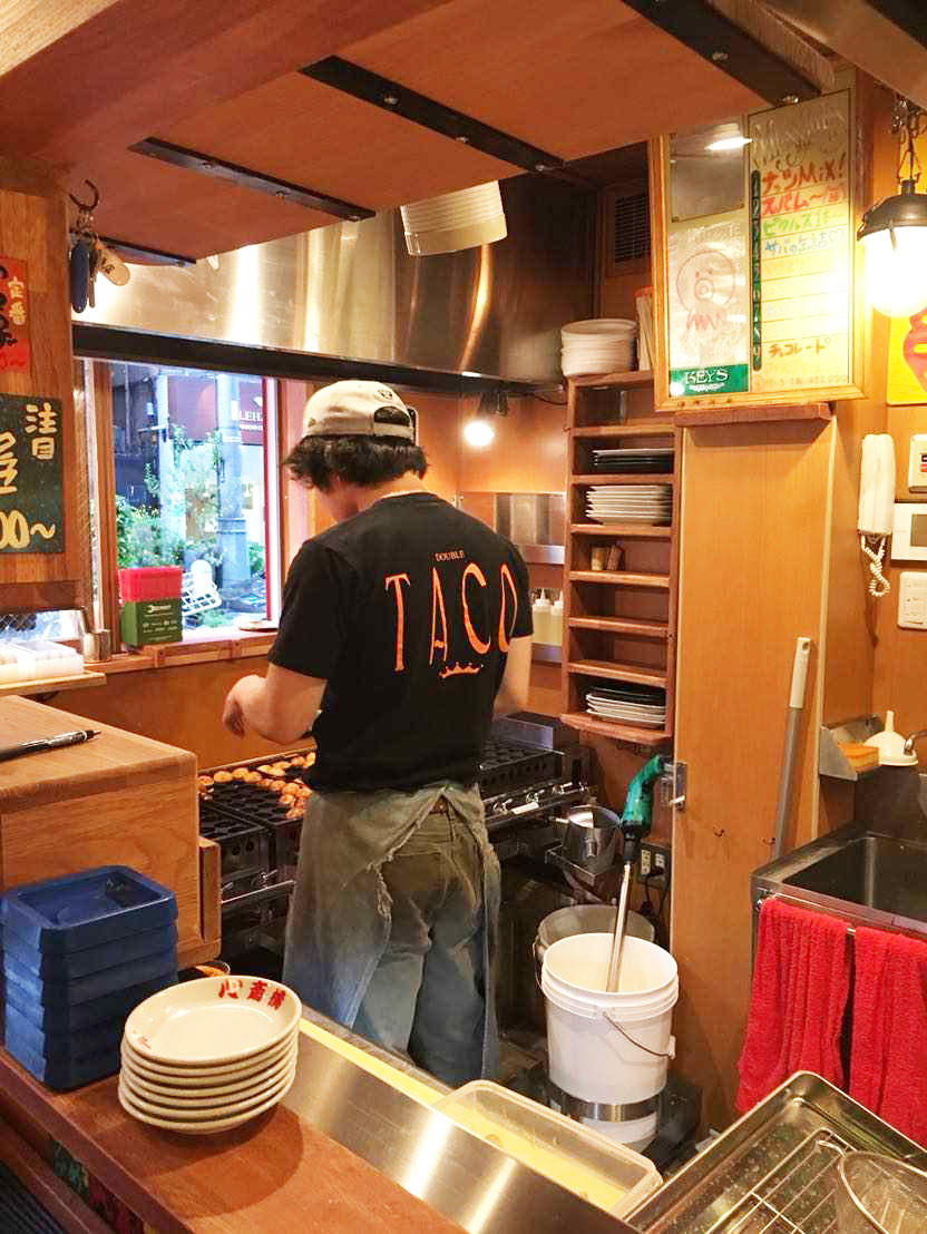 たこ焼きを調理中の店員さん