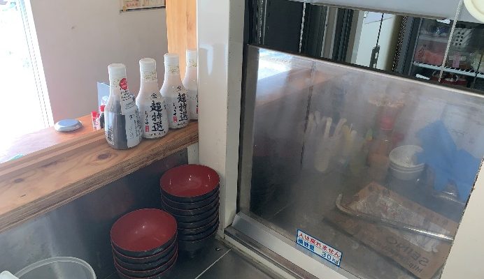 小荷物専用昇降機の外扉の不具合を解消しました
