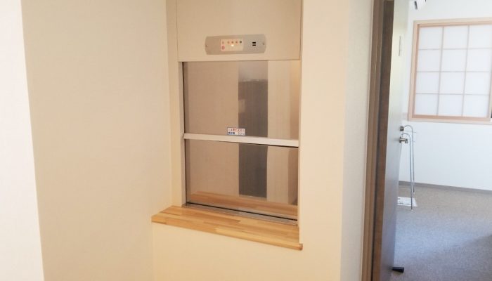 小荷物専用昇降機(ダムウェーター)をホテルに設置