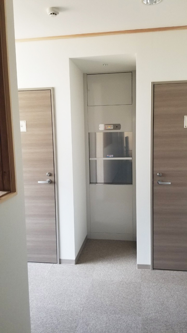 建物2階の小荷物専用昇降機