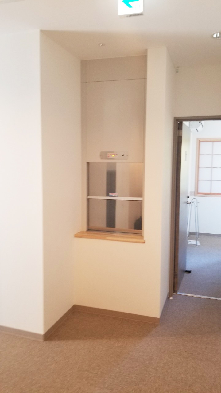 1階に設置した小荷物専用昇降機
