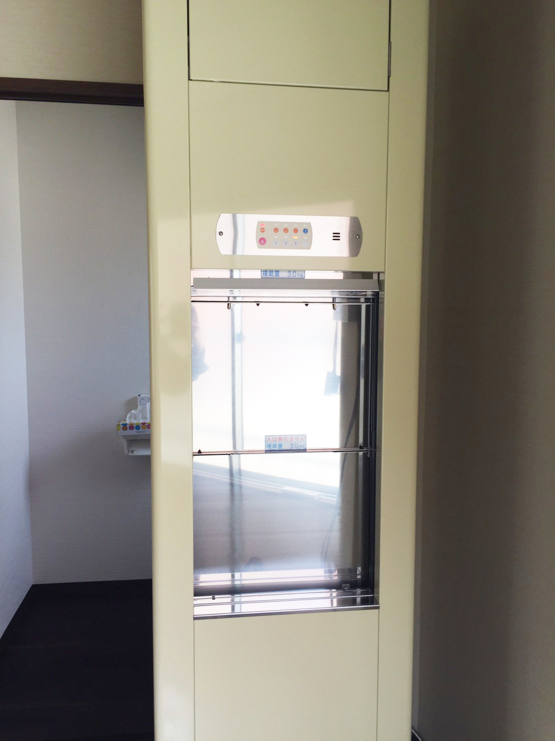 荷崩れ防止のための内扉が閉まっている状態です。
