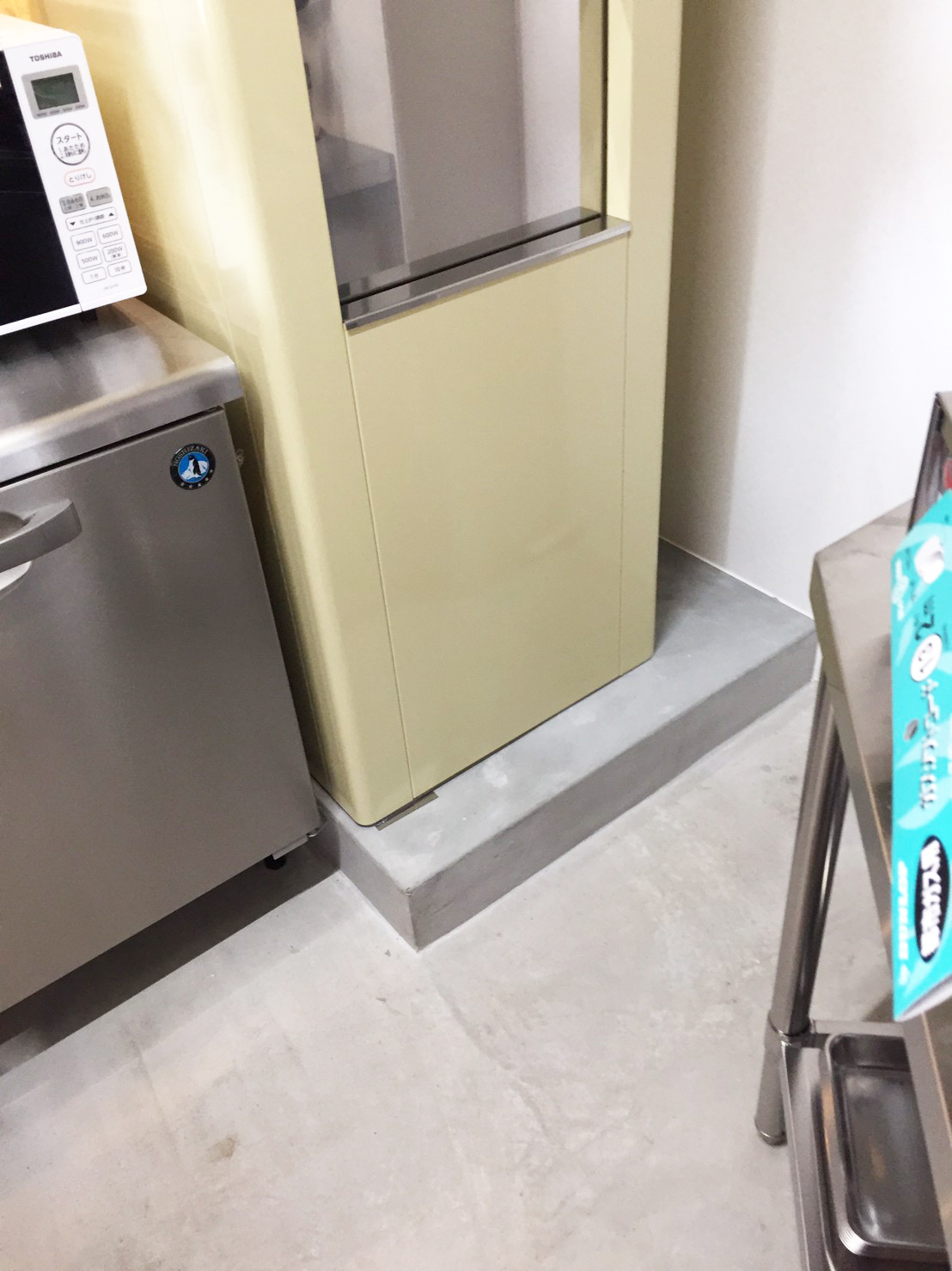 お料理を取り出しやすい高さ(土台基礎+100mm)に変更しています。