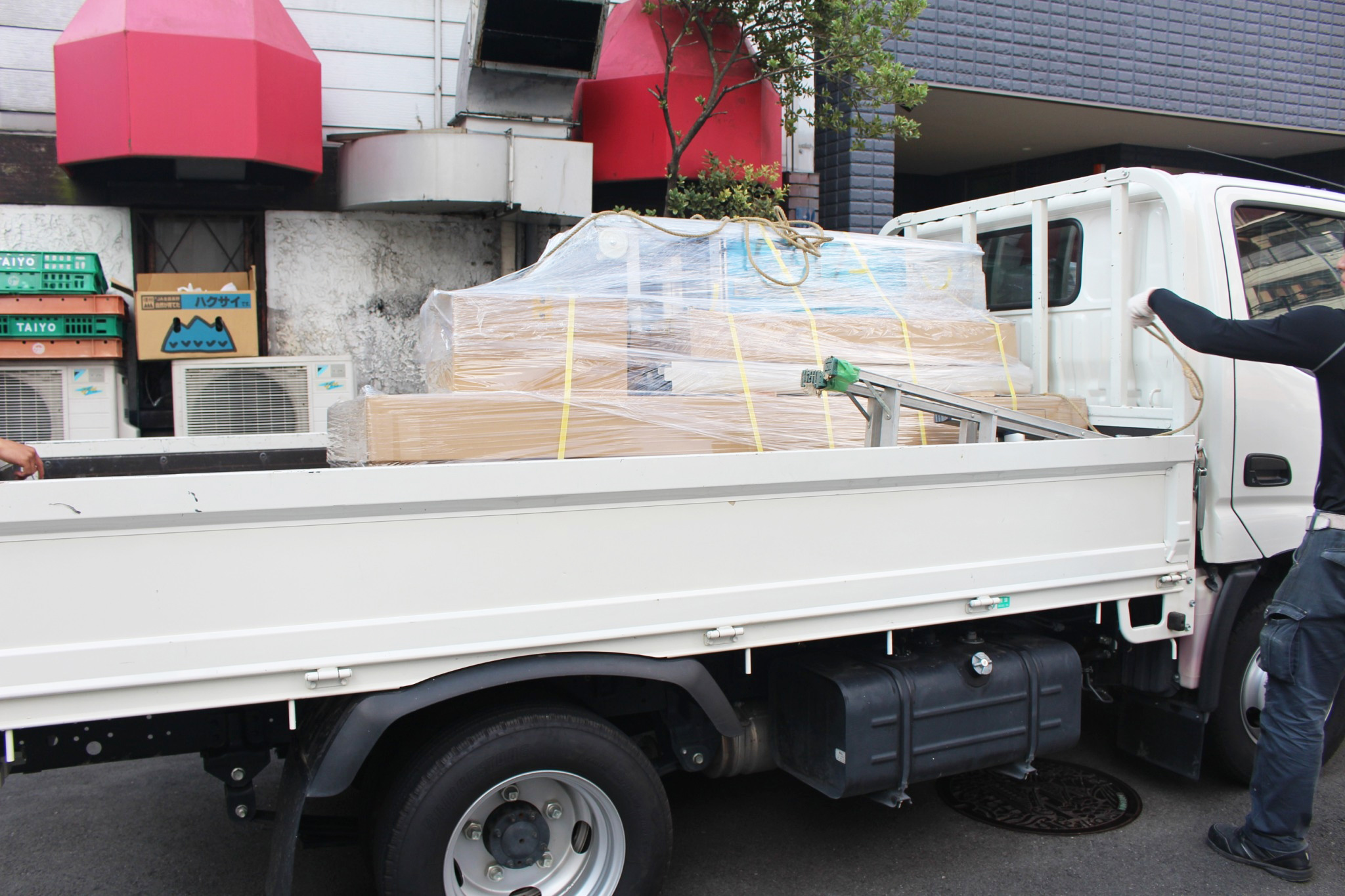 コンパクトに整理された状態で、小荷物専用昇降機は現場まで運ばれます