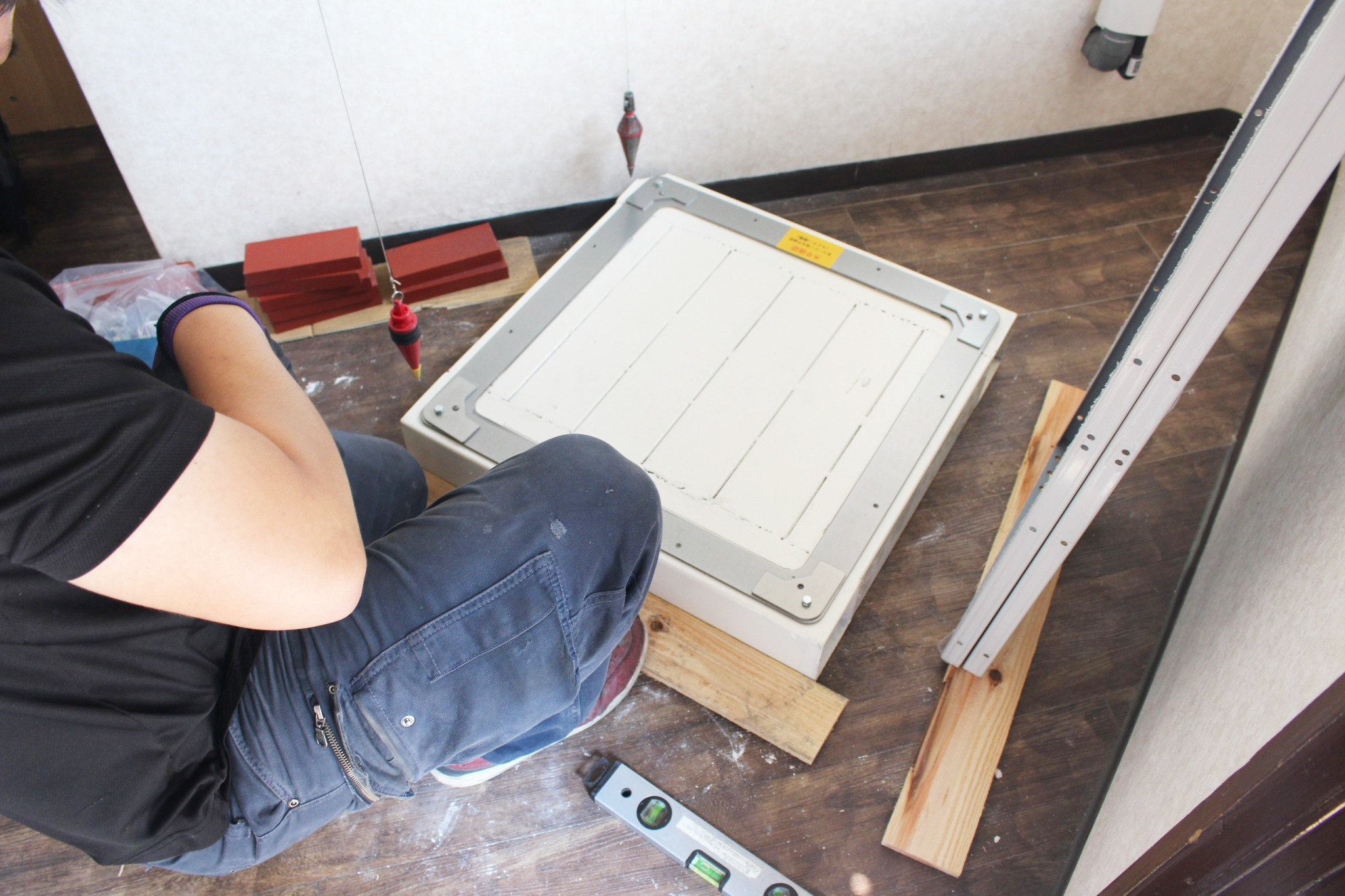 真っ直ぐ垂直に小荷物専用昇降機を立てるために、様々なチェックをおこないます