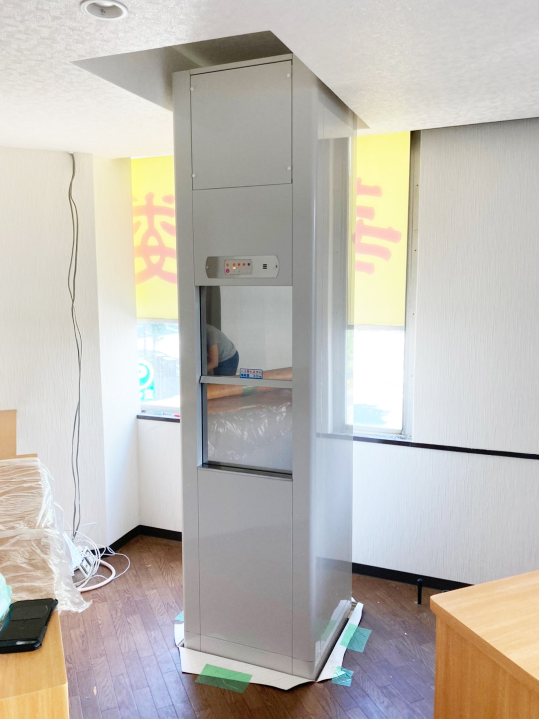 建物2階から見た小荷物専用昇降機