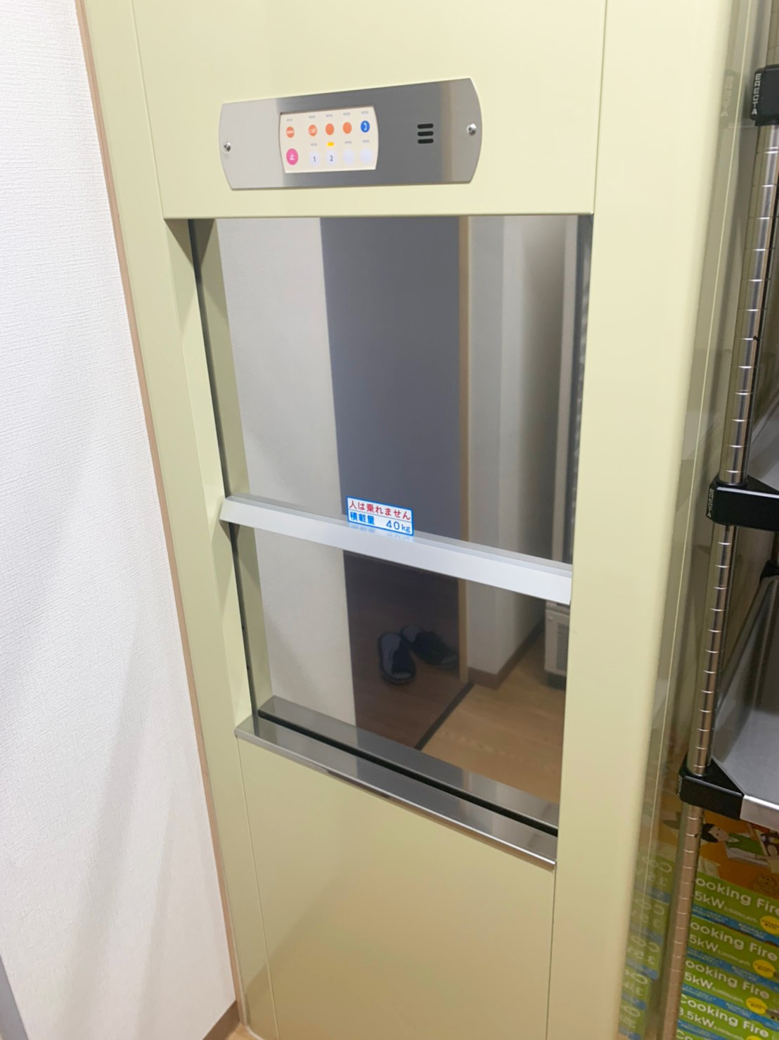 韓国料理店の厨房に設置した小荷物専用昇降機