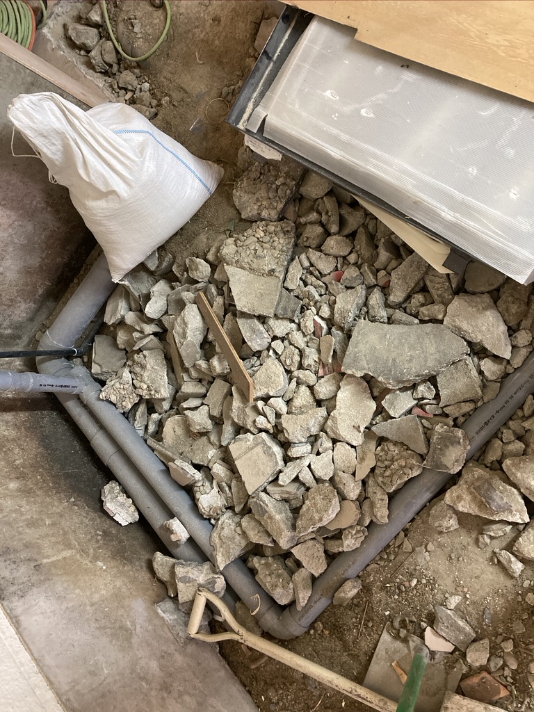 現場に足を運び、打ち合わせや採寸を行います